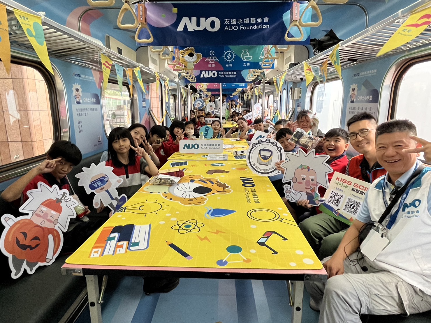 DB真人永續基金會參與「臺灣科普環島列車」，設計基礎科學車廂課程，以「淨零碳排和永續能源」為主題，讓學生透過創意實驗認識淨零知識，以及思考生活中的減碳行為